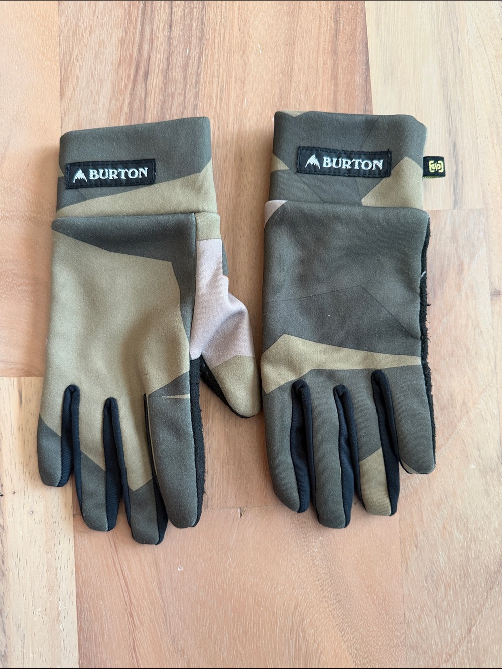 Burton Kids Camo Gloves in Olive and Tan